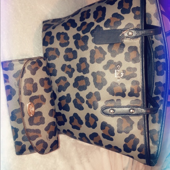 Coach limited sold out purse w side bag and wallet - Picture 6 of 6